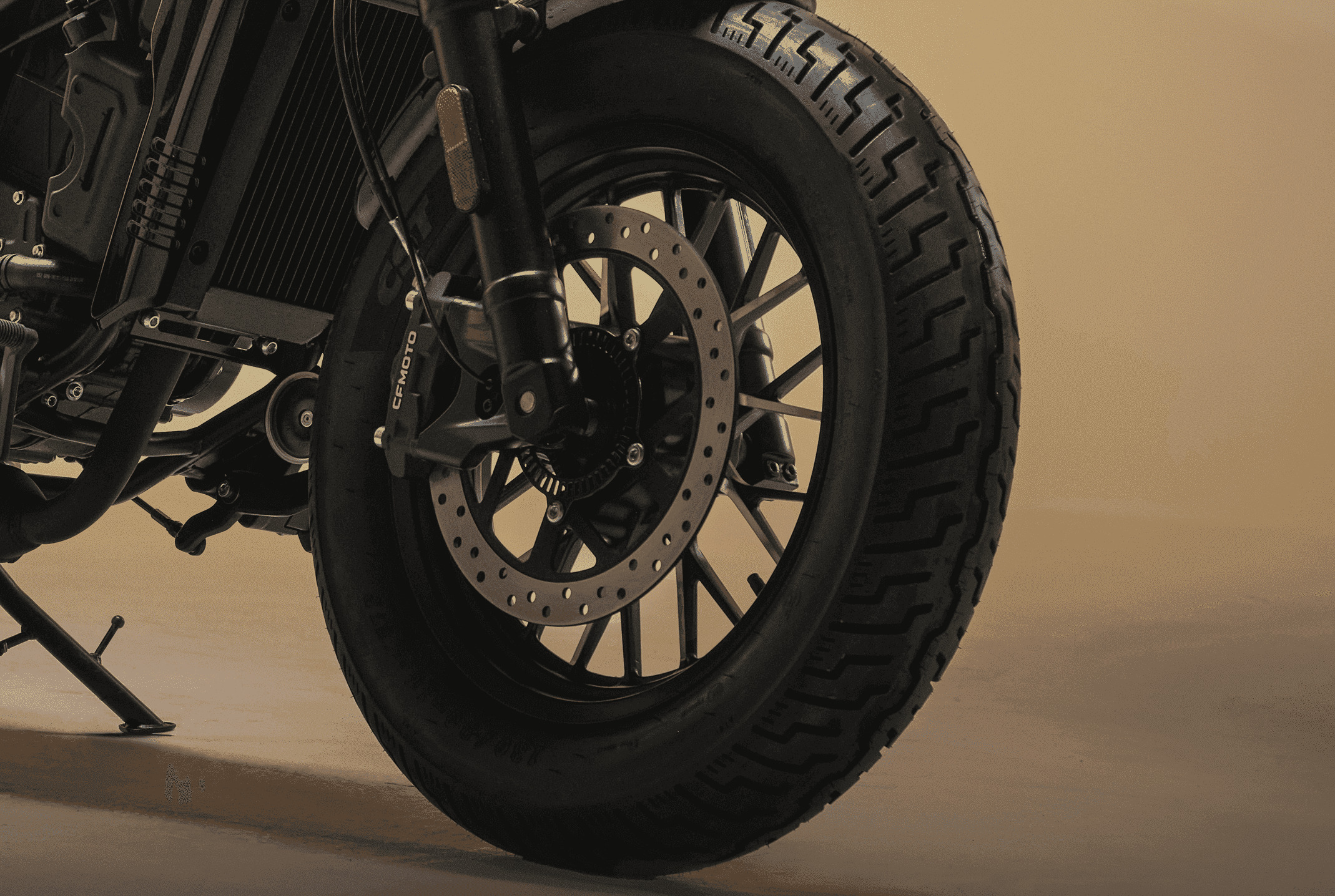 远超同级规格，专属定制轮胎：