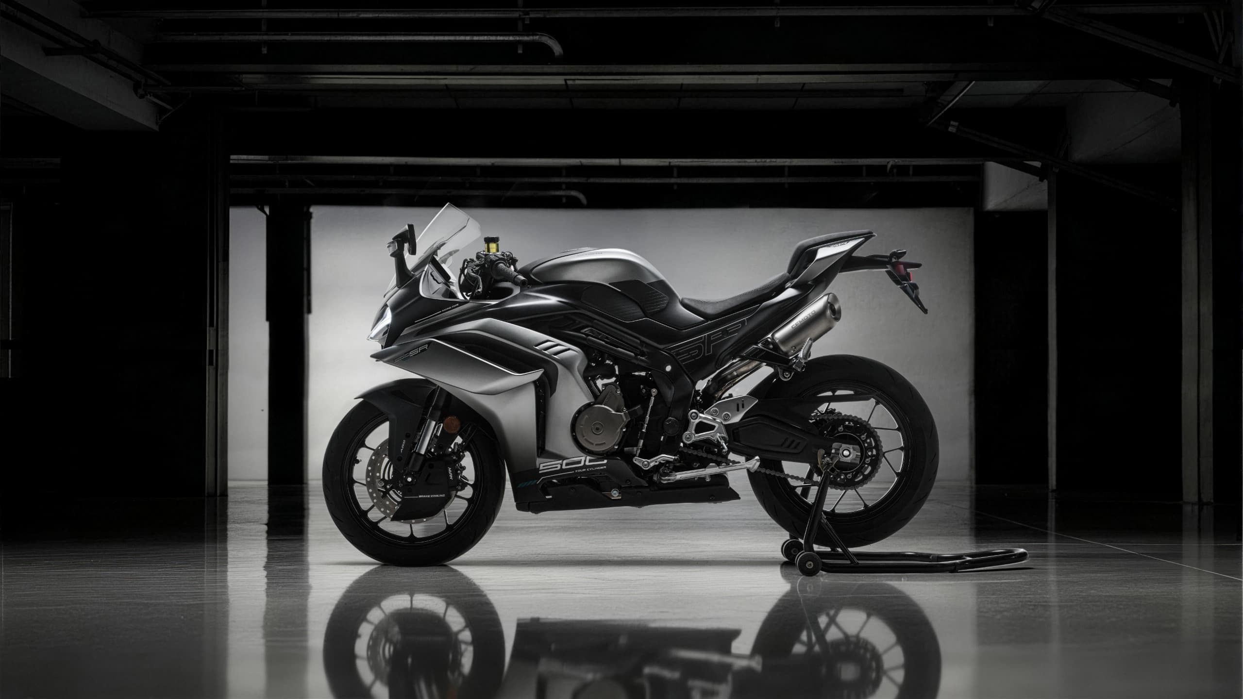 纯正跑车姿态，极致性能美学