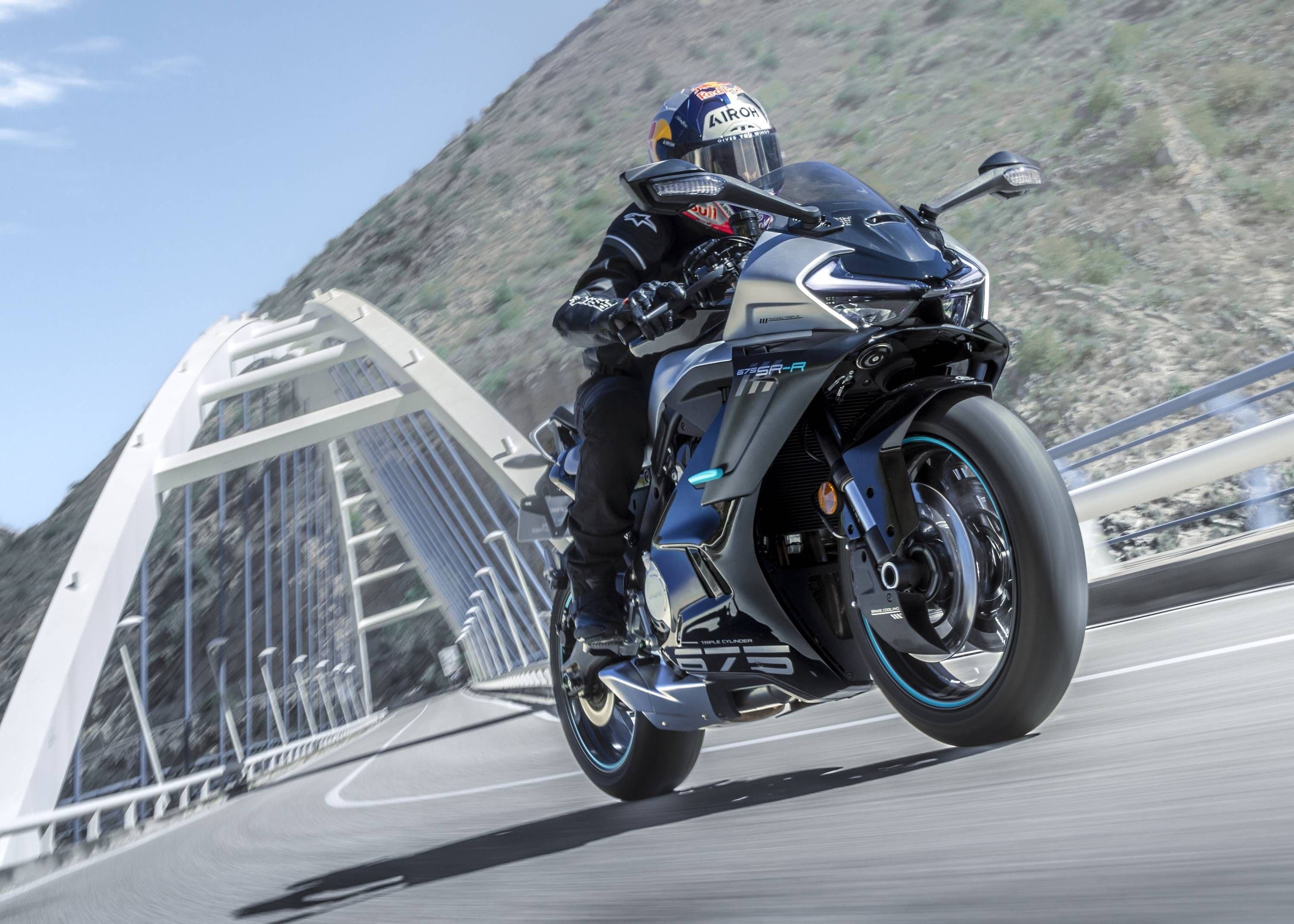 赛道级调校，极致驾控体验