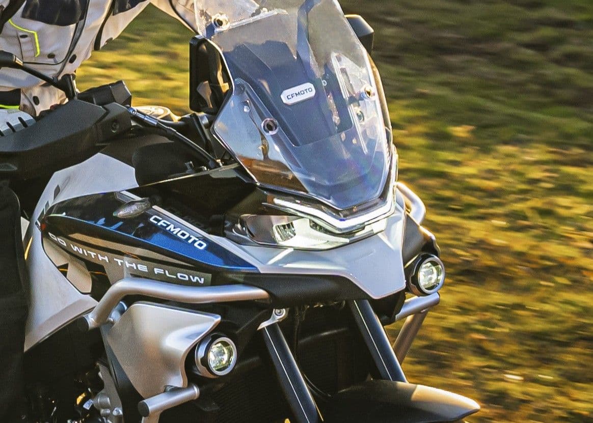 灯光所至，穿透道路迷蒙