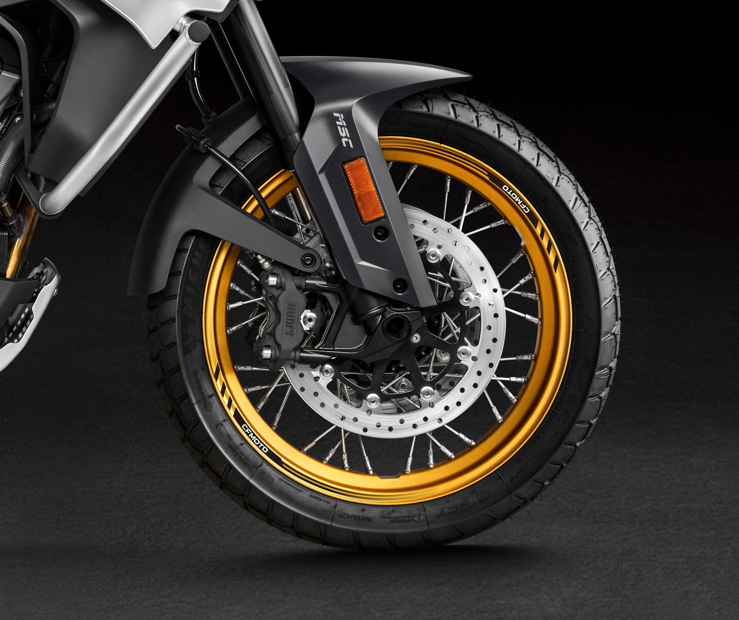 摩旅设定，穿越沉着自信